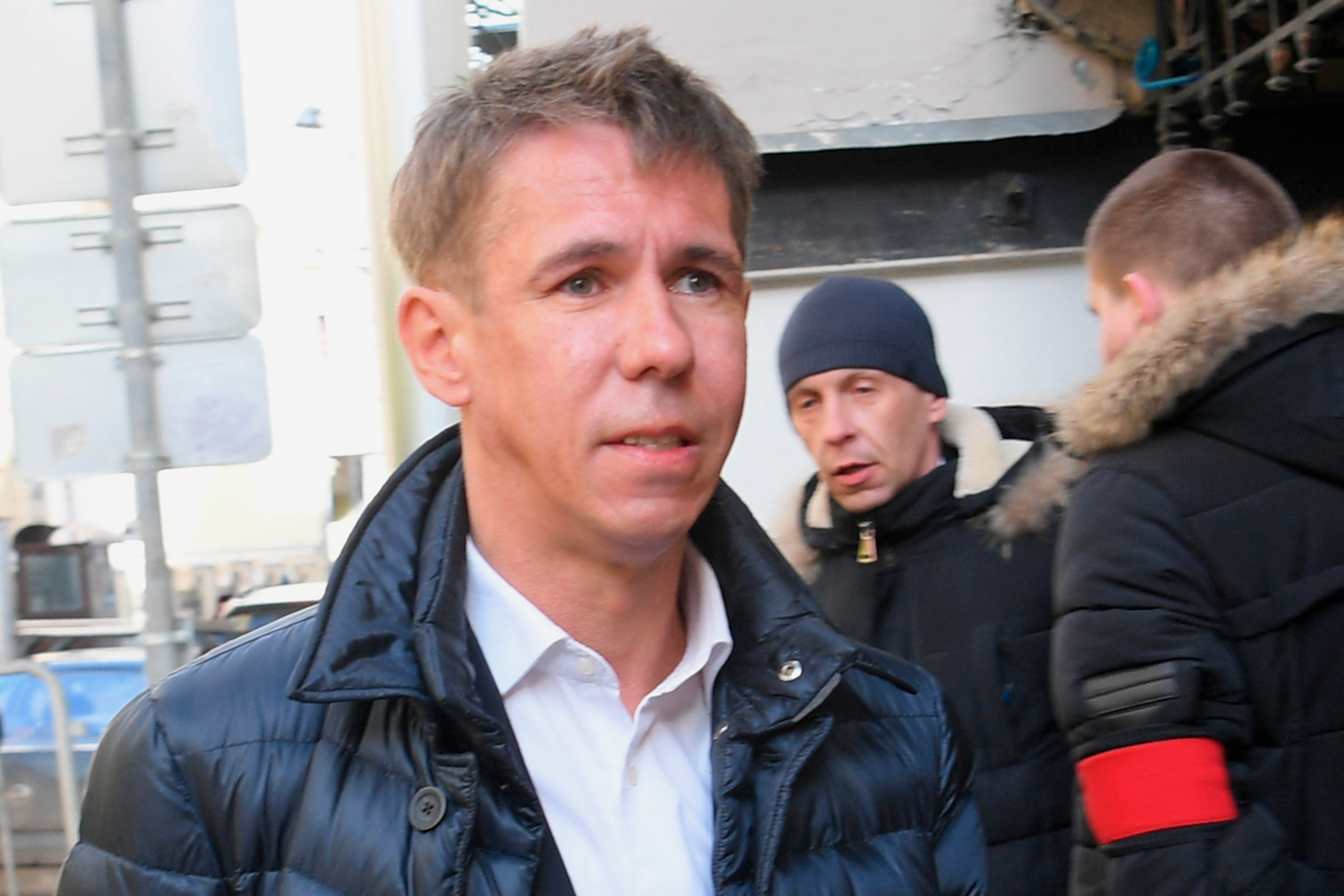 Алексей Панин научил пассажиров курить в самолете и