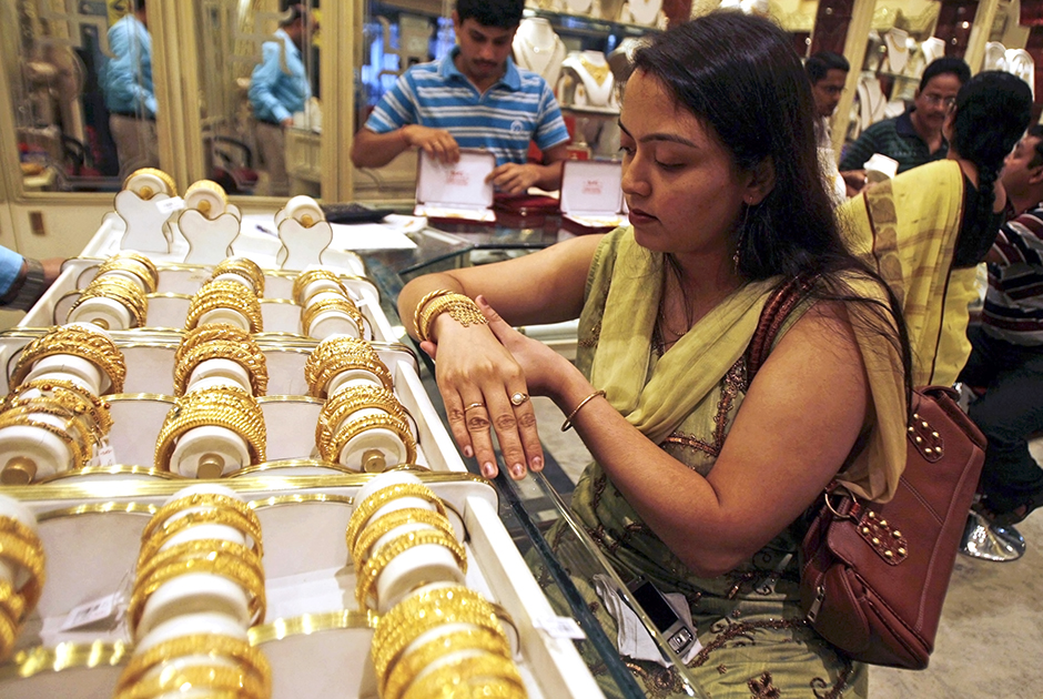 Индианки любят дорогие украшения из драгоценных металлов. Особым уважением пользуется золото, которого на индианке много не бывает.