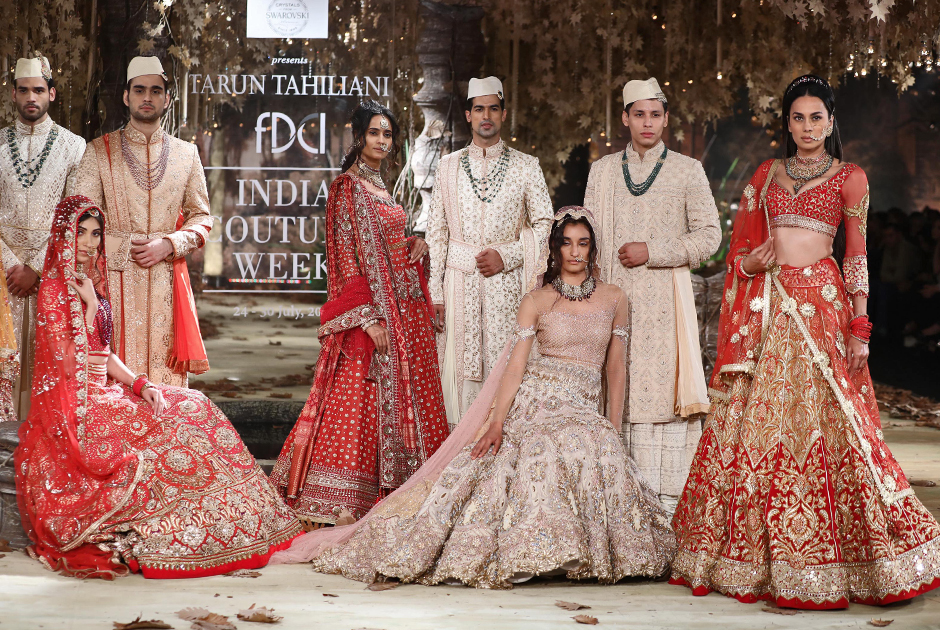 Свадьба в Индии традиционно длится долго и стоит дорого. Во время многочисленных церемоний жених и невеста меняют несколько нарядов, так что свадебным коллекциям во время недели моды всегда уделяется много внимания.