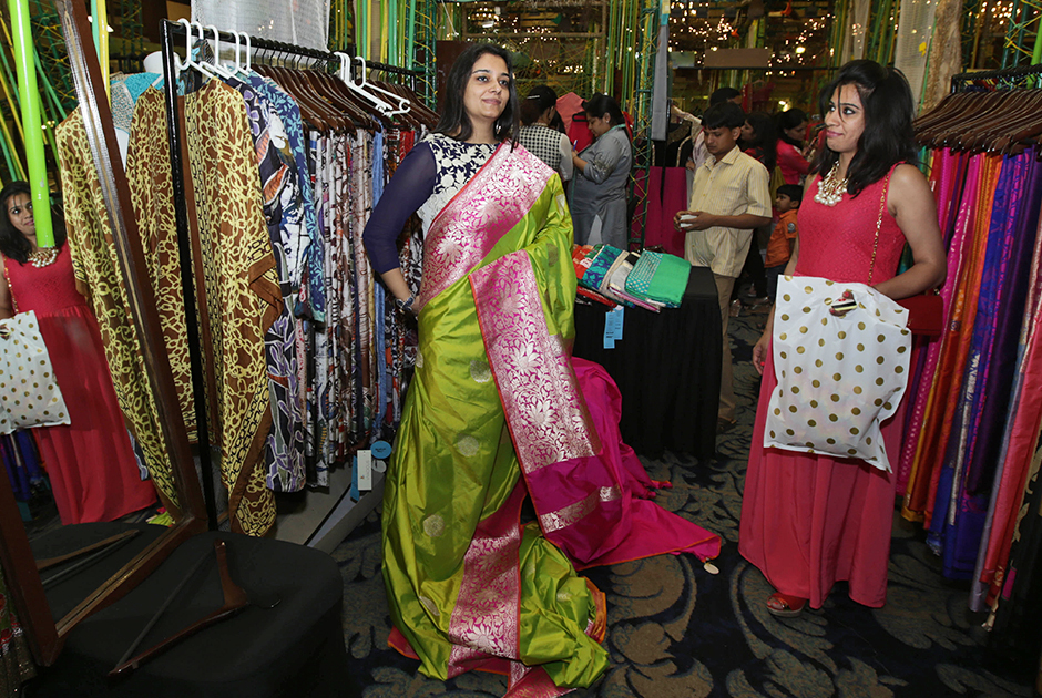 Многие индианки продолжают носить сари, но стараются выбирать более современные версии, созданные молодыми дизайнерами.