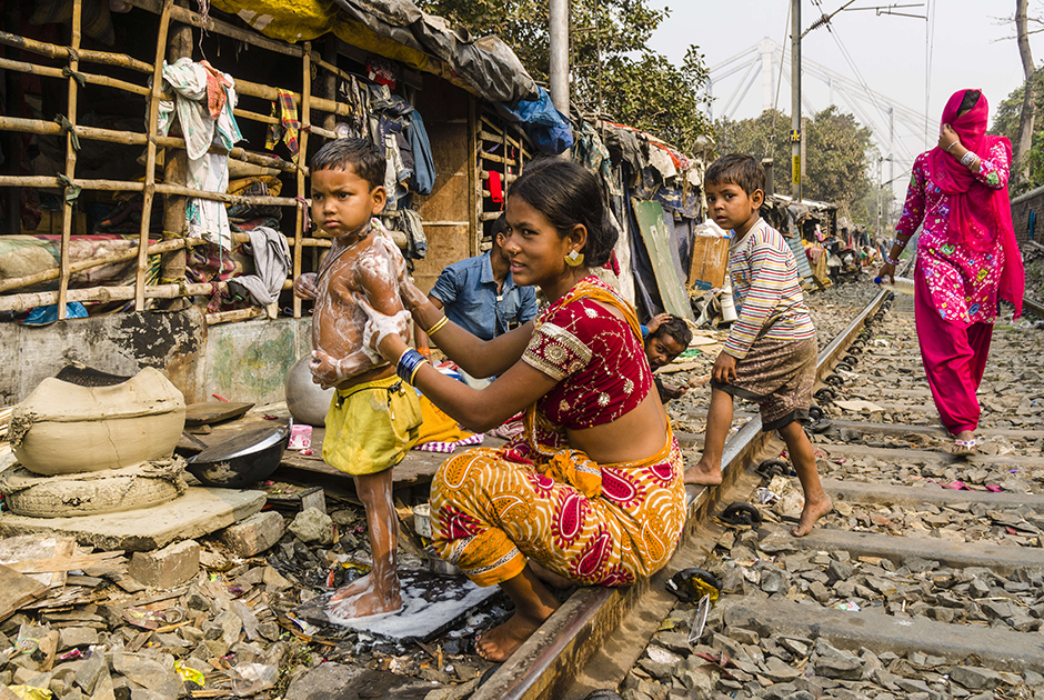 Роль женщины в большинстве семей Индии по-прежнему сводится к воспитанию детей и домашнему быту. Однако работать им тоже приходится, так как в бедной стране каждая принесенная домой рупия никогда не бывает лишней.