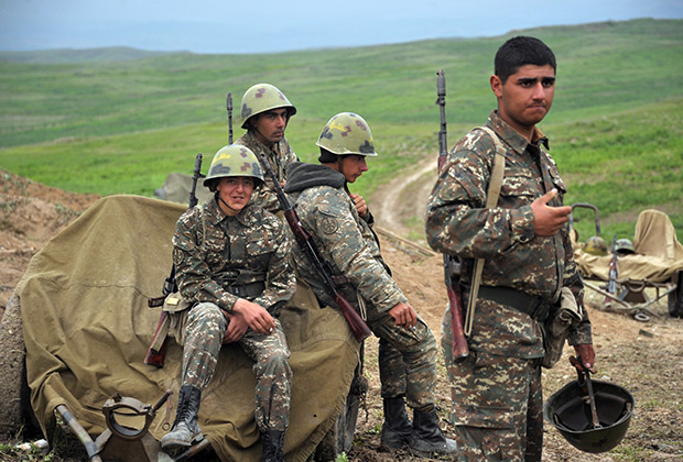 Военнослужащие армии обороны Нагорного Карабаха на первой линии обороны, апрель 2016 года