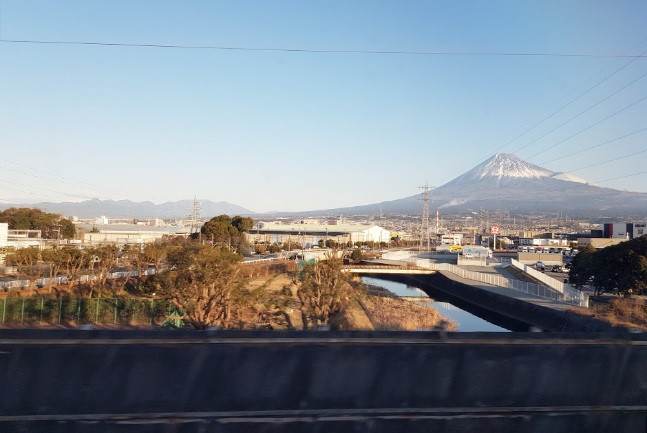Если нет времени взойти на Фудзияму, можно полюбоваться ею из окна синкансэна