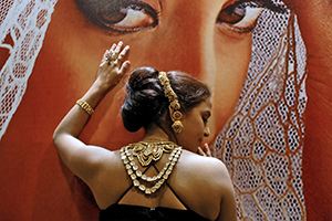 «Домогательства провоцируют фильмы» Убийства чести, переизбыток женихов и алкоголизм: что окружает индийских женщин