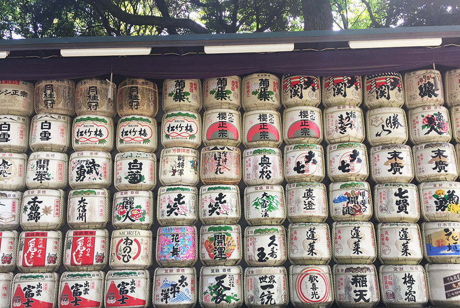 Своеобразный «рекламный щит» одного из самых старых производителей сакэ состоит из сосудов для этого напитка