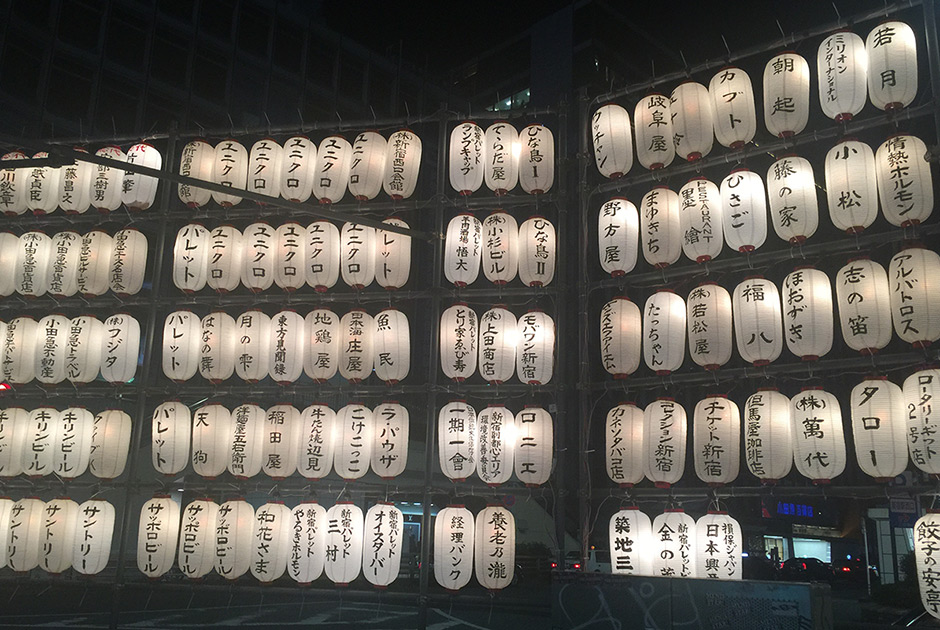 Стена из традиционных японских бумажных фонарей-тётин