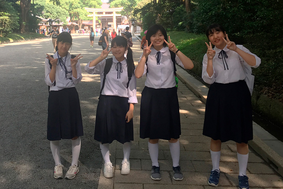 Японские школьницы обязаны в будни ходить в форме и даже одинаково стричься