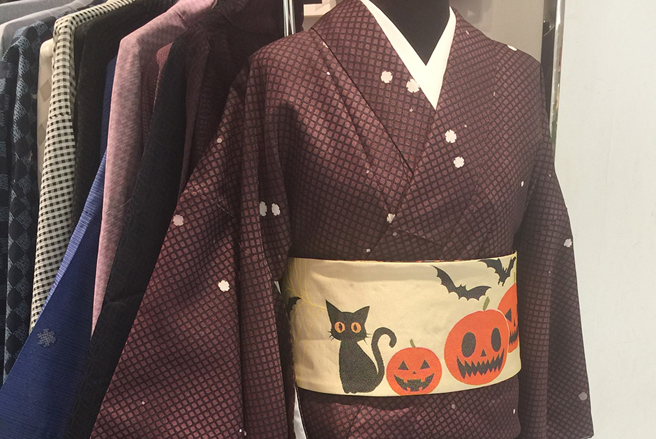 Сочетание традиций и современности: классическое кимоно с поясом-оби в стиле Хэллоуина