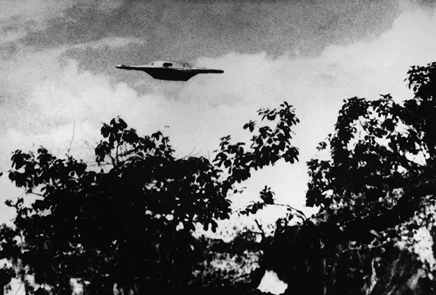 Фотография, вероятно, поддельного НЛО, сделанная в Бразилии в 1969 году. Объект кажется более отчетливым, чем крона деревьев, что намекает на его маленький размер и непосредственную близость к фотографу.


