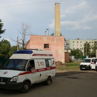 Автомобили скорой помощи возле завода «Кристалл»