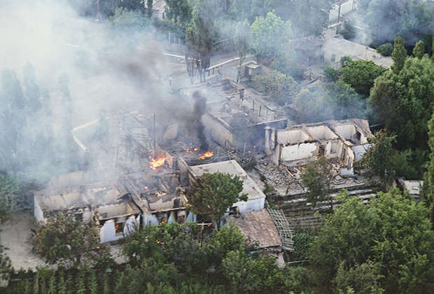 Жилые дома в Коканде, подожженные погромщиками