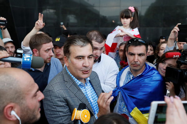 Михаил Саакашвили (в центре)