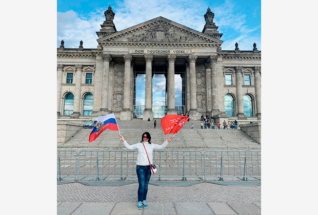 Женщина с советским флагом напротив Бундестага