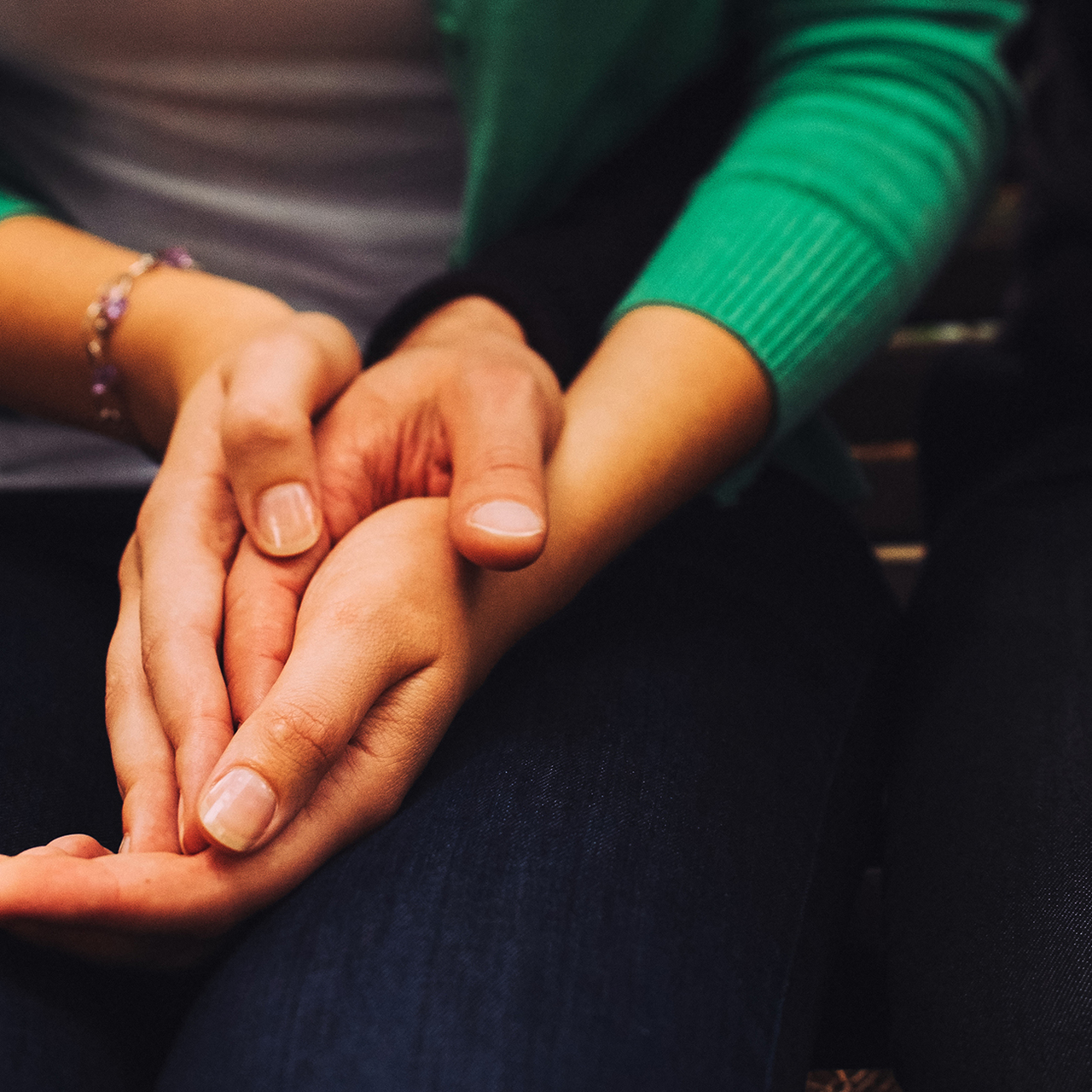 Переплетенные пальцы. Девушка трогает пальцы. Поглаживание рук. Нежное прикосновенье. Женская рука.