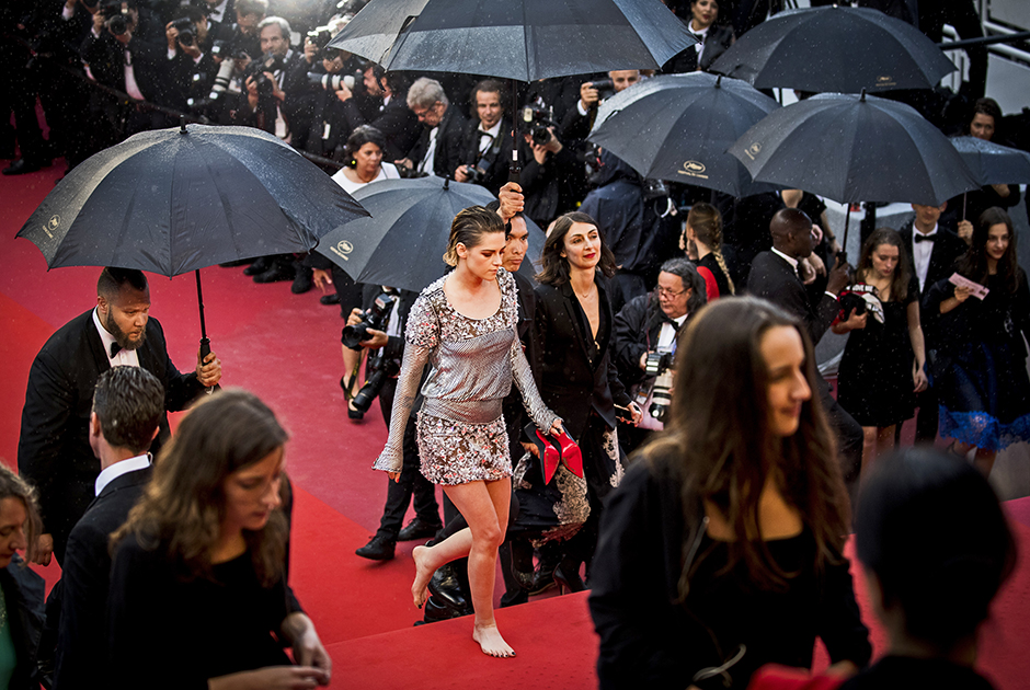 Кристен Стюарт без туфель на красной дорожке Каннского кинофестиваля, 2018 год