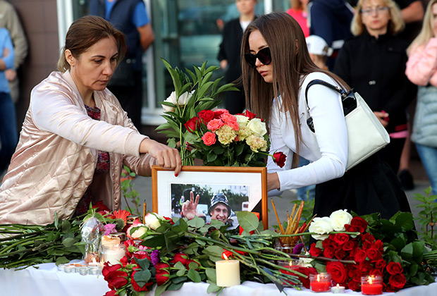 Цветы и свечи у места гибели бывшего военнослужащего, ветерана боевых действий Никиты Белянкина