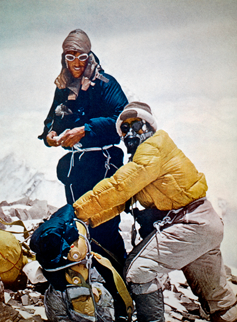 Сэр Эдмунд Хиллари и Тенцинг Норгей — первые люди, достигшие вершины Эвереста. Случилось это 28 мая 1953 года. И сам Хиллари, и потомки Норгея неоднократно критиковали коммерциализацию горы.