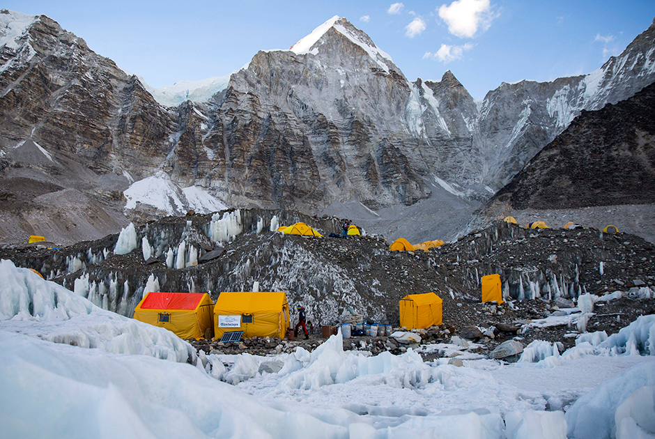 Так выглядит базовый лагерь альпинистов в Тибете. Обычно в нем готовятся к восхождению несколько сотен человек. 
