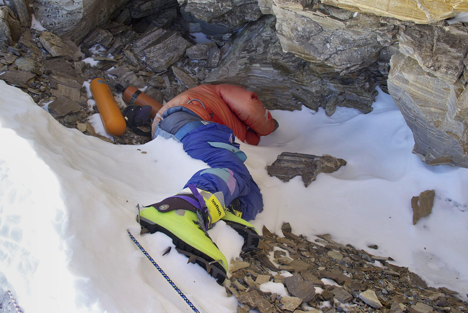 «Зеленые ботинки» — тело индийского альпиниста, погибшего в 1996 году. Традиционно именно этот труп является отметкой прохождения высоты 8,5 тысячи метров. 