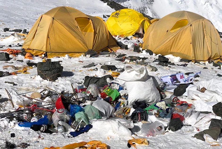 Особенно много мусора остается в лагерях. Так выглядит лагерь II, расположенный на высоте 6,5 тысячи метров. 