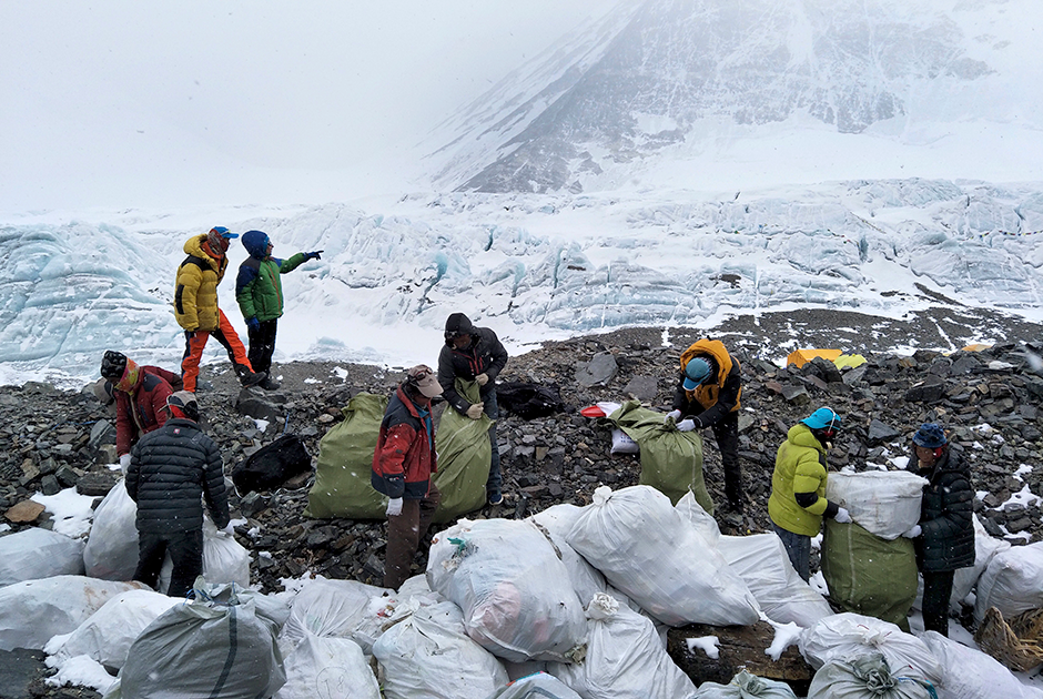 Свои операции по очистке Эвереста, или Джомолунгмы, как гору называют в Тибете, проводят и власти КНР. Так, в 2017 году с северного склона было убрано четыре тонны мусора. 
