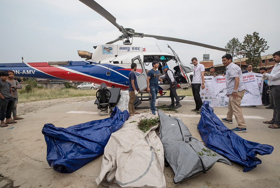 Вертолет доставил трупы четырех погибших на горе альпинистов в госпиталь Катманду. Тела были убраны со склонов Эвереста в 2019 году в рамках экспедиции по очистке горы от тел и мусора. 