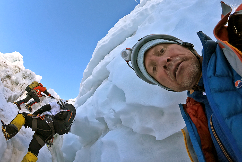 Ник Холлис из Reuters сделал фото во время восхождения на Эверест. 