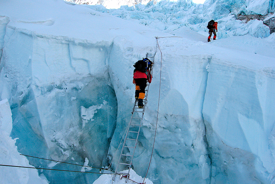 Одно из самых сложных мест на всем маршруте — ледопад Кхумбу на высоте 5,6 тысячи метров. Однако и тут к услугам коммерческих альпинистов есть и лестницы, и веревки. 