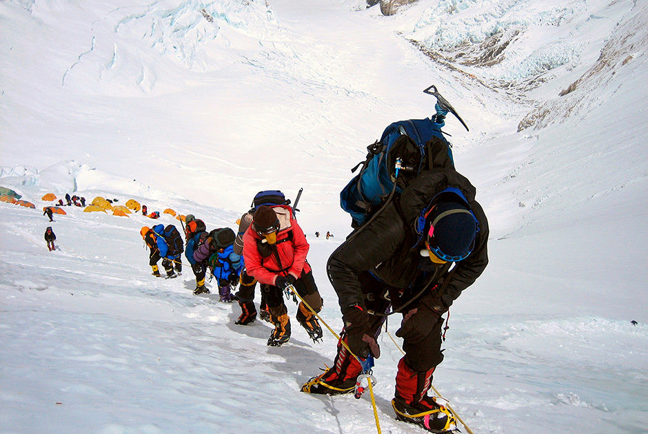 Австриец Гери Винклер ведет свою экспедицию от лагеря III, расположенного на высоте 7,3 тысячи метров. 