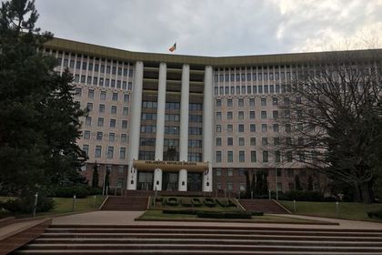 Парламент Молдавии признал незаконной передачу полномочий Додона премьеру