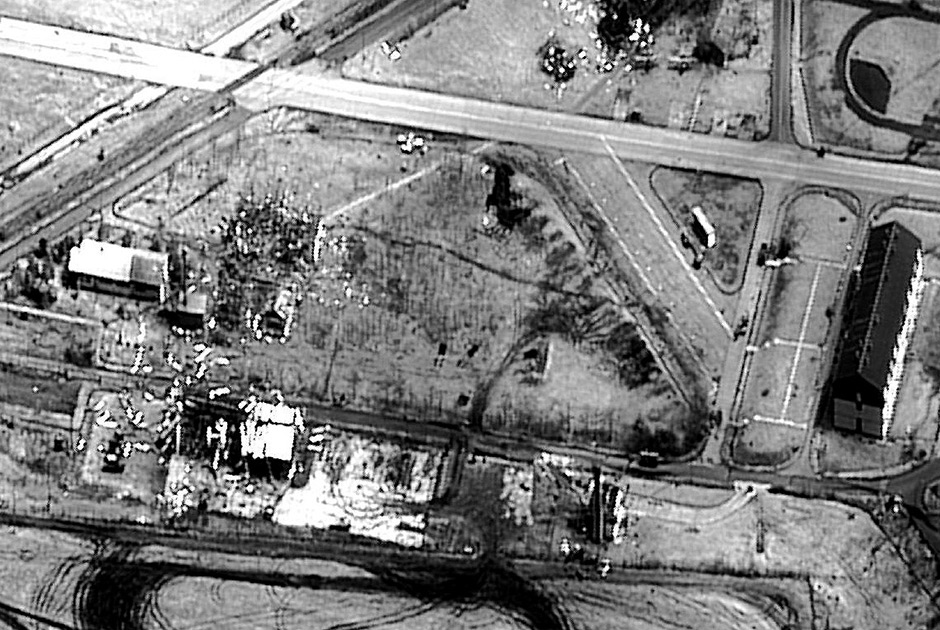 Фото военных ангаров аэродрома Слатина после бомбардировки в апреле 1999 года