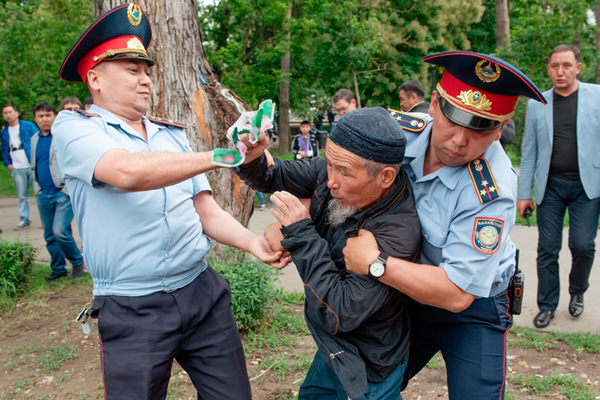 Задержания на несанкционированном митинге в Алматы