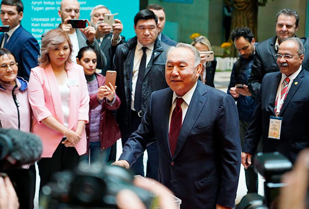 Нурсултан Назарбаев голосует на выборах президента во Дворце школьников в Нур-Султане