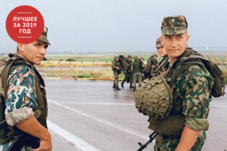 Бойцы передового отряда российских миротворческих сил на военном аэродроме Слатина вблизи Приштины