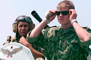 Бойцы передового отряда российских миротворческих сил на военном аэродроме Слатина вблизи Приштины