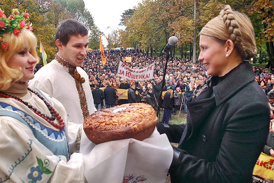 Юлия Тимошенко на встрече с избирателями, 2004 год