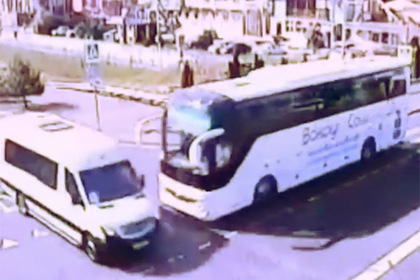 Столкновение двух российских экскурсионных автобусов попало на видео