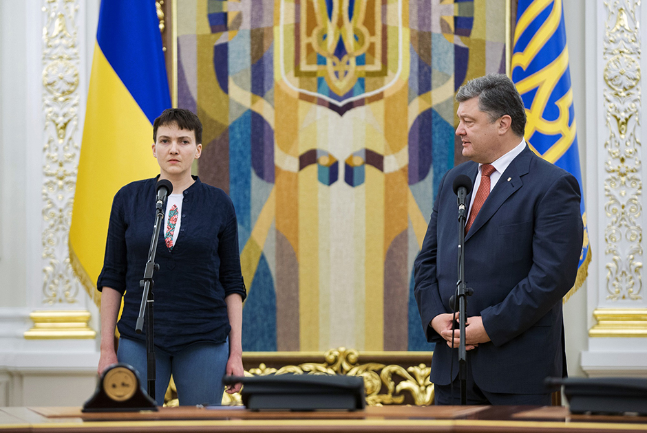 Надежда Савченко и президент Украины Петр Порошенко в 2016 году