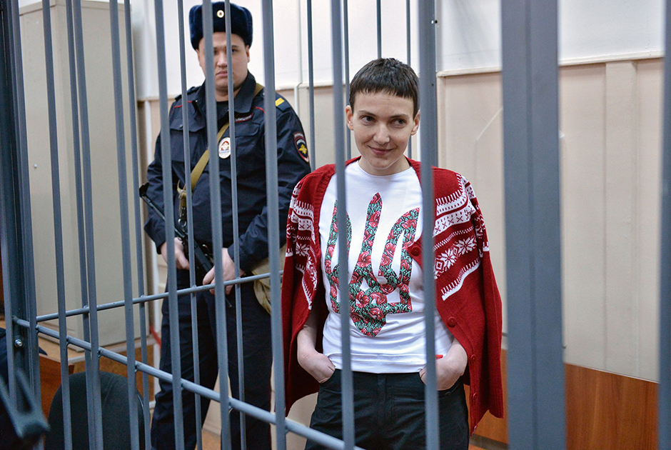 Надежда Савченко в футболке с гербом Украины в Басманном суде, Москва, 2015 год