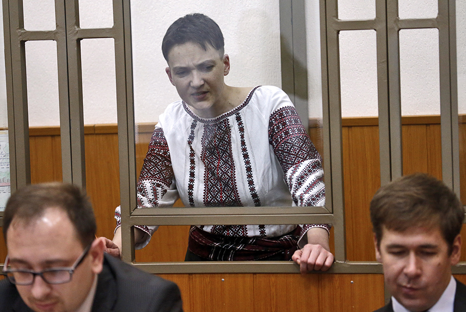 Надежда Савченко в вышиванке в Донецком городском суде, 2016 год