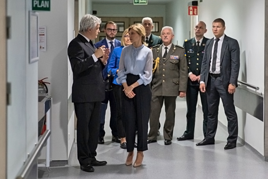 Елена Зеленская в армейском госпитале имени королевы Астрид во время первого визита за рубеж в качестве первой леди Украины, 2019 год
