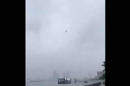 Упавший на небоскреб вертолет сняли на видео за секунду до катастрофы
