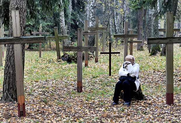 Женщина в урочище Куропаты, где похоронены жертвы сталинских репрессий 