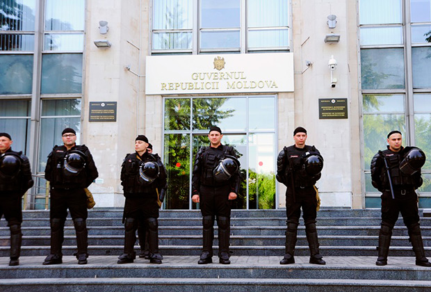 Сотрудники полиции в оцеплении на площади перед зданием правительства в Кишиневе, где прошел митиинг демократической партии Молдавии