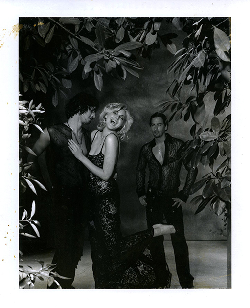 Талант самоучки Барбьери, впрочем, быстро привлек внимание и без влияния покойного Кублина — уже к 1965-му фотограф сотрудничал одновременно с американской, французской и итальянской версиями журнала Vogue. 