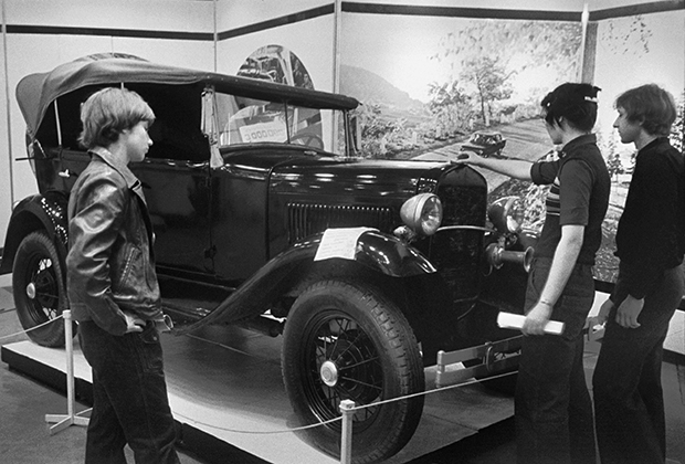 Первым массовым советским автомобилем стал ГАЗ-А (1932-1936 годы) — лицензионная копия Ford A. Автомобили практически не поступали в свободную продажу, а распределялись по ведомствам и предприятиям.  