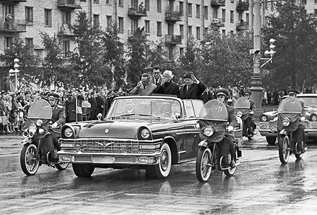 ЗИЛ-111 (на переднем плане) и ГАЗ-13 «Чайка» (на заднем плане) внешне были очень похожи — единственный раз в истории старшее и младшее поколение советских представительских машин было выполнено в единой стилистике. В дальнейшем этого старались избегать, четко показывая, кто тут член ЦК, а кто — простой областной вожак. 