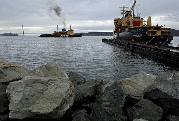 Ледокол «Красин» (слева) транспортной группы FESCO во время швартовки в порту Владивостока. Ледокол завершил навигацию в восточном районе Арктики, во время которой осуществлял проводку судов по трассе Северного морского пути.