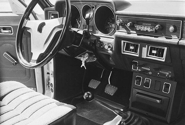 В салоне нового автомобиля ГАЗ-3102 все свелось к обновленному дизайну. Ни кондиционера, ни усилителя руля водители-персональщики так и не получили. 