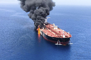 В Оманском заливе атакованы два танкера После попадания торпеды один из них загорелся. Цены на нефть уже выросли